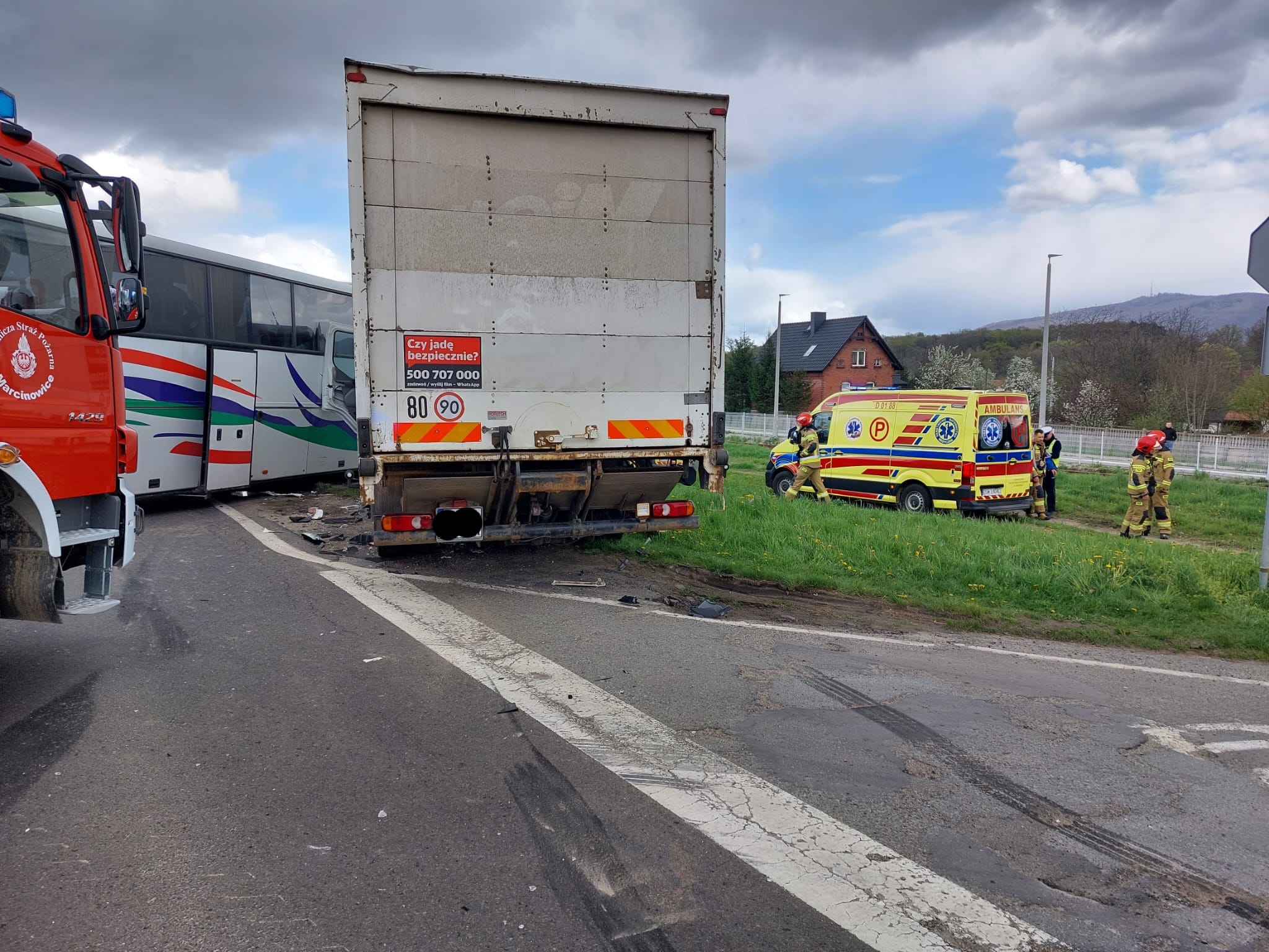 Autobus zderzył się z ciężarówką. Człowiek zakleszczony we wraku [Zdjęcia]